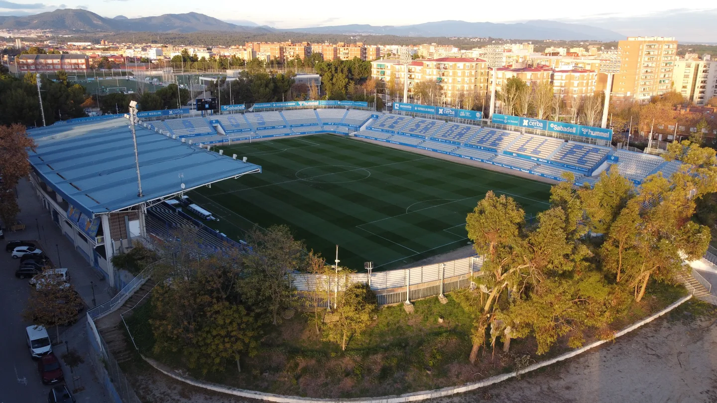 Campo y graderío del Estadi Municipal de la Nova Creu Alta de Sabadell