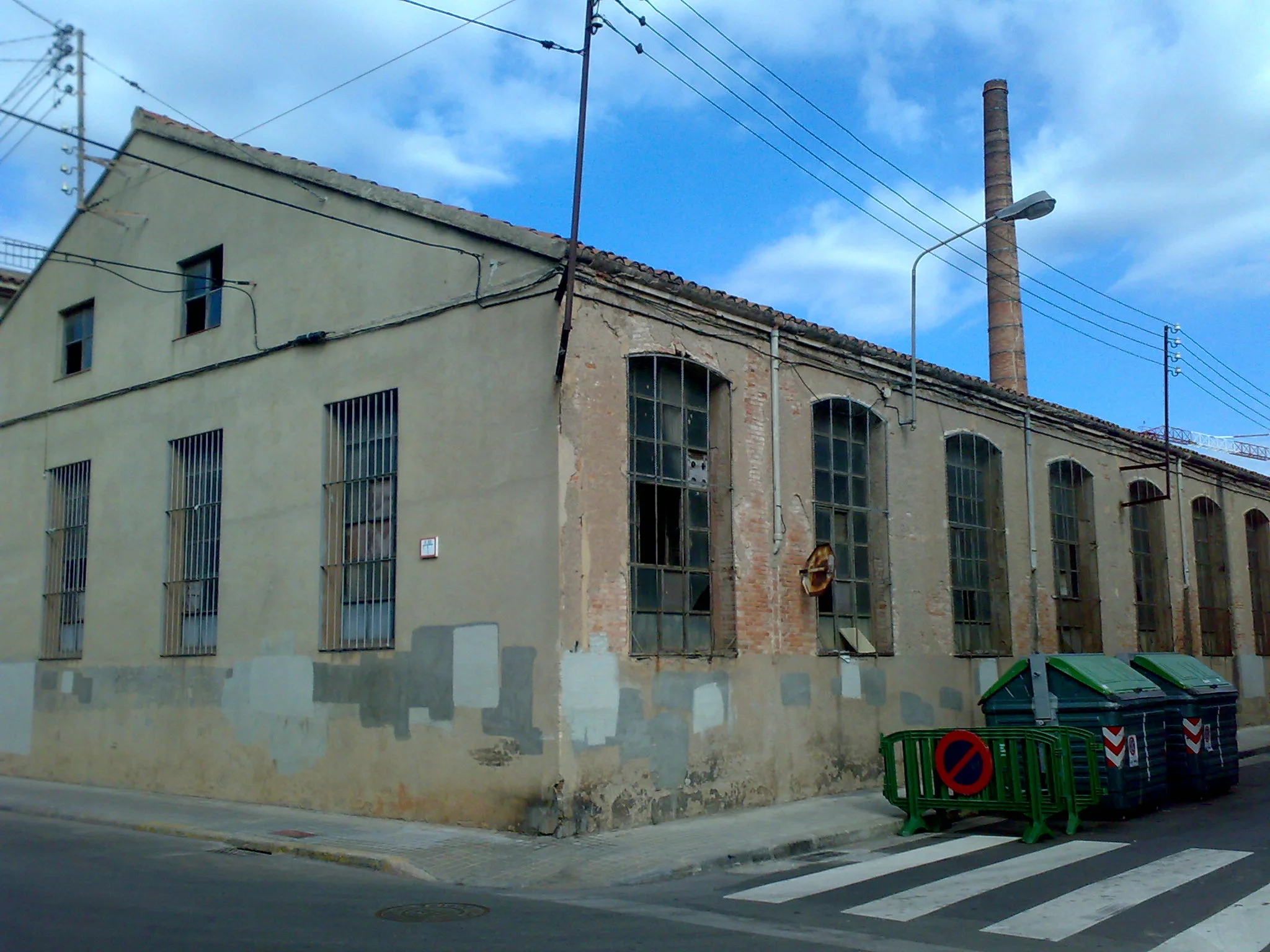 Hostafrancs: Nave y chimenea del tejido industrial de Hostafrancs, fotografiadas en 2008