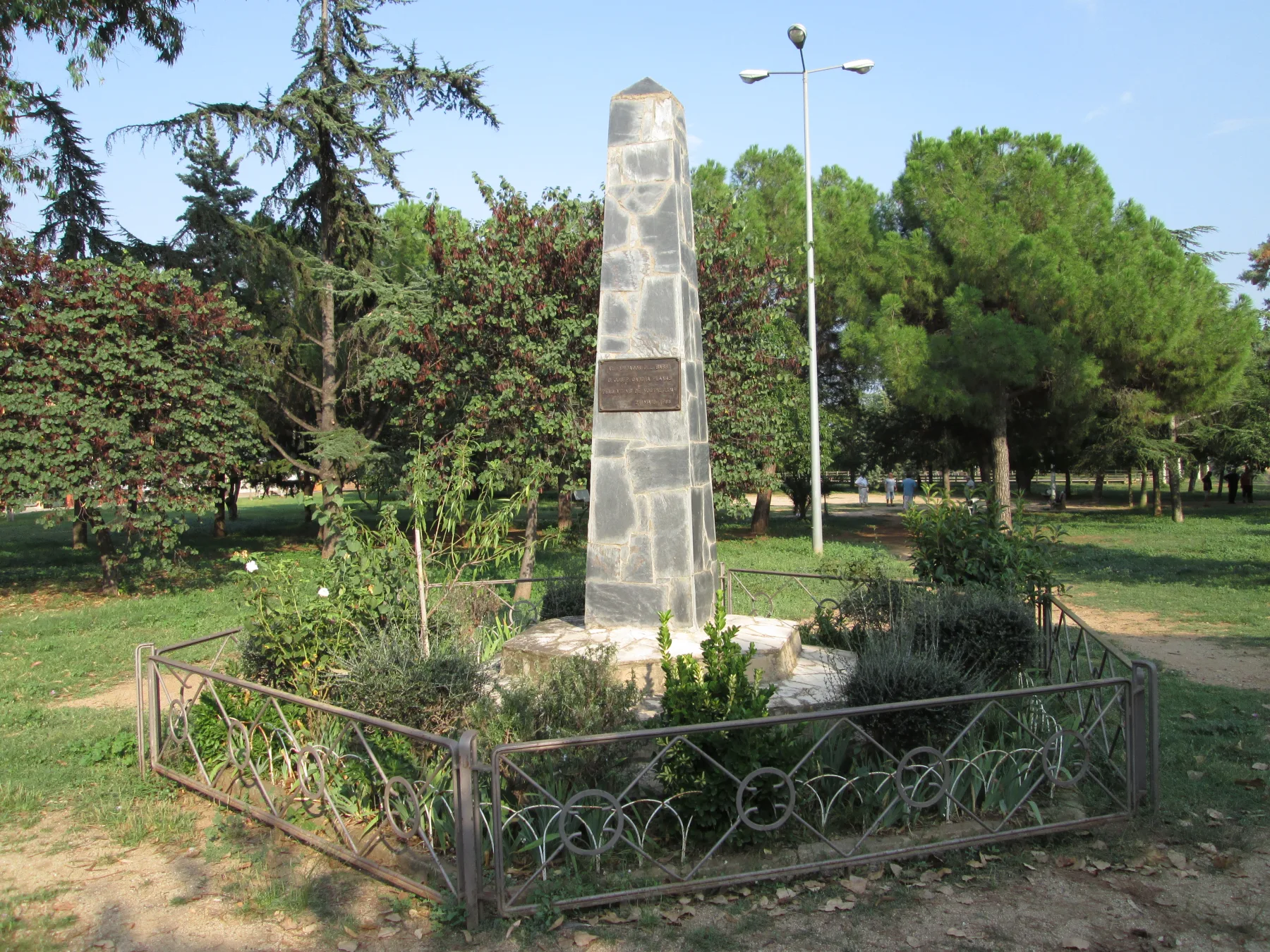 Nostra Llar: Monumento a Josep Garcia-Planas en el Parc de Nostra Llar, fotografiado en 2014