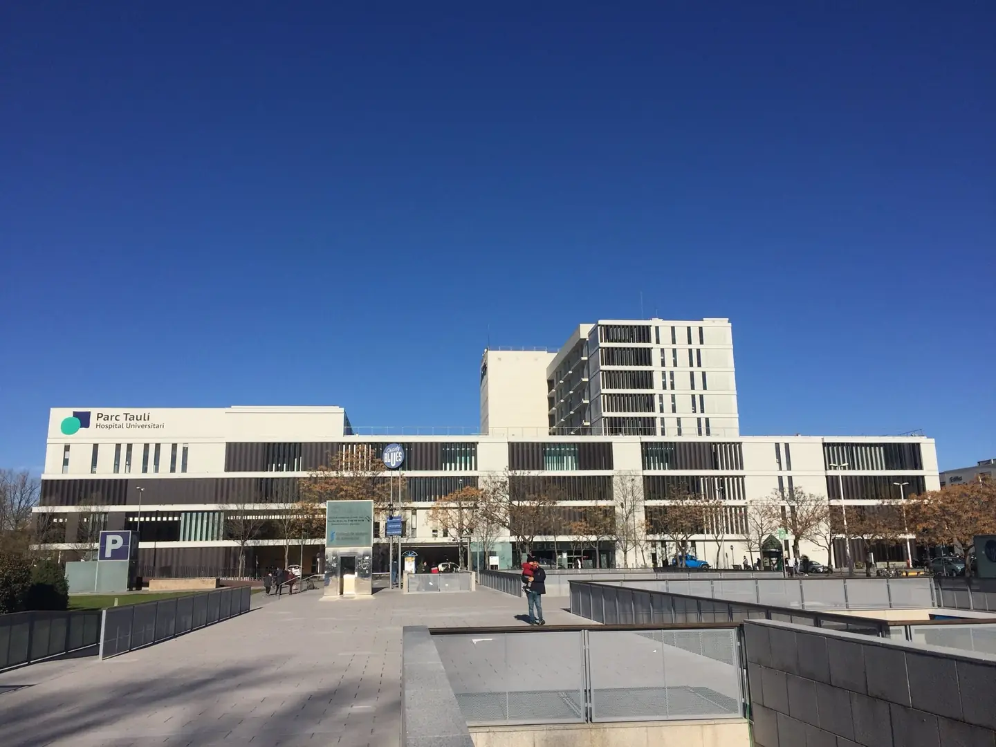 Edificio principal del Parc Taulí de Sabadell visto desde el exterior
